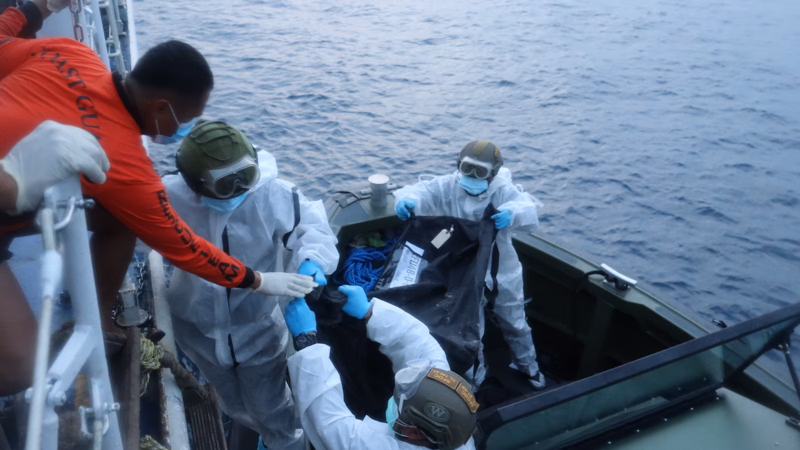 Corpos de balsa filipina carbonizada chegam ao porto após incêndio que matou pelo menos 35 pessoas