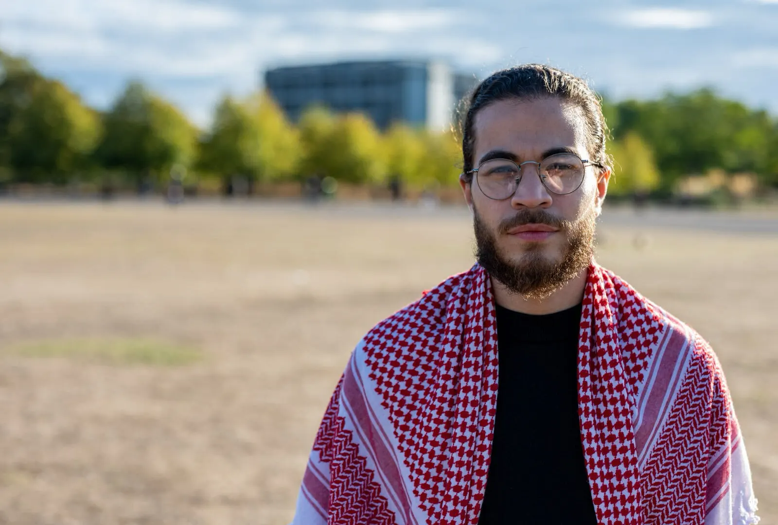 Estudante pró-Palestina suspenso pelo King's College London retorna ao campus