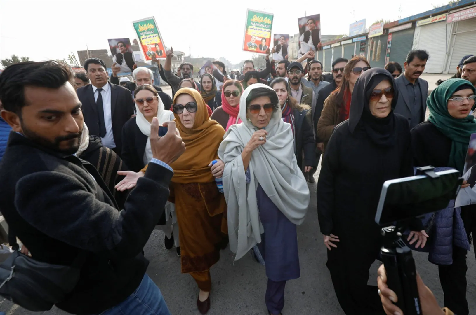 Família de Imran Khan diz que três irmãs foram detidas antes de marcha em Islamabad