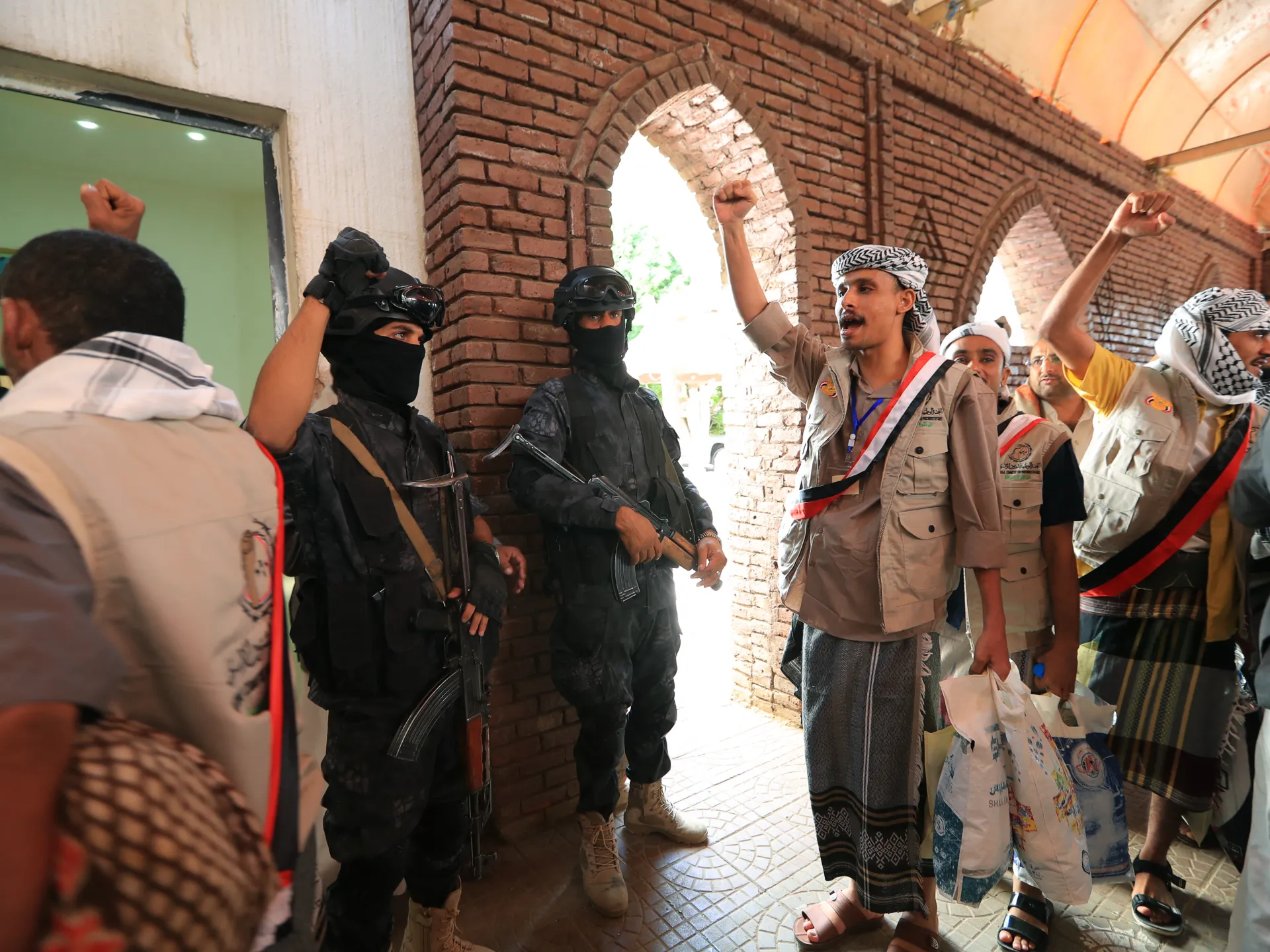Guerra no Irã ao vivo: Arábia Saudita e Houthis trocam ataques sobre Bab al-Mandeb