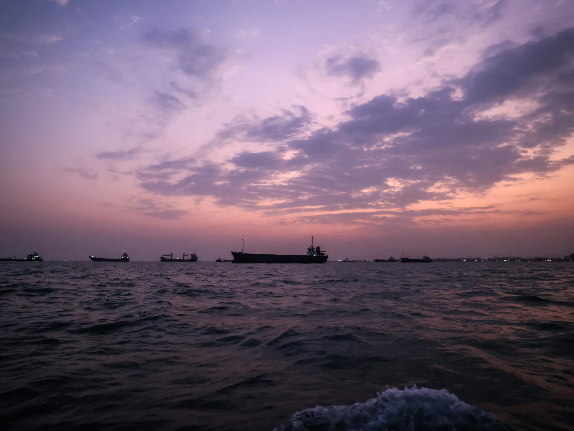 Guerra no Irã ao vivo: IRGC ataca embarcação não tripulada dos EUA em Ormuz; dois navios atingidos