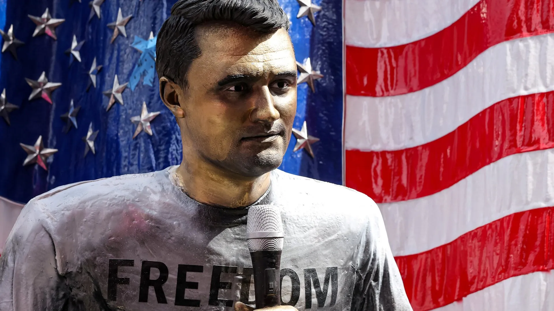 Inauguração de estátua de Charlie Kirk gera caos na Times Square