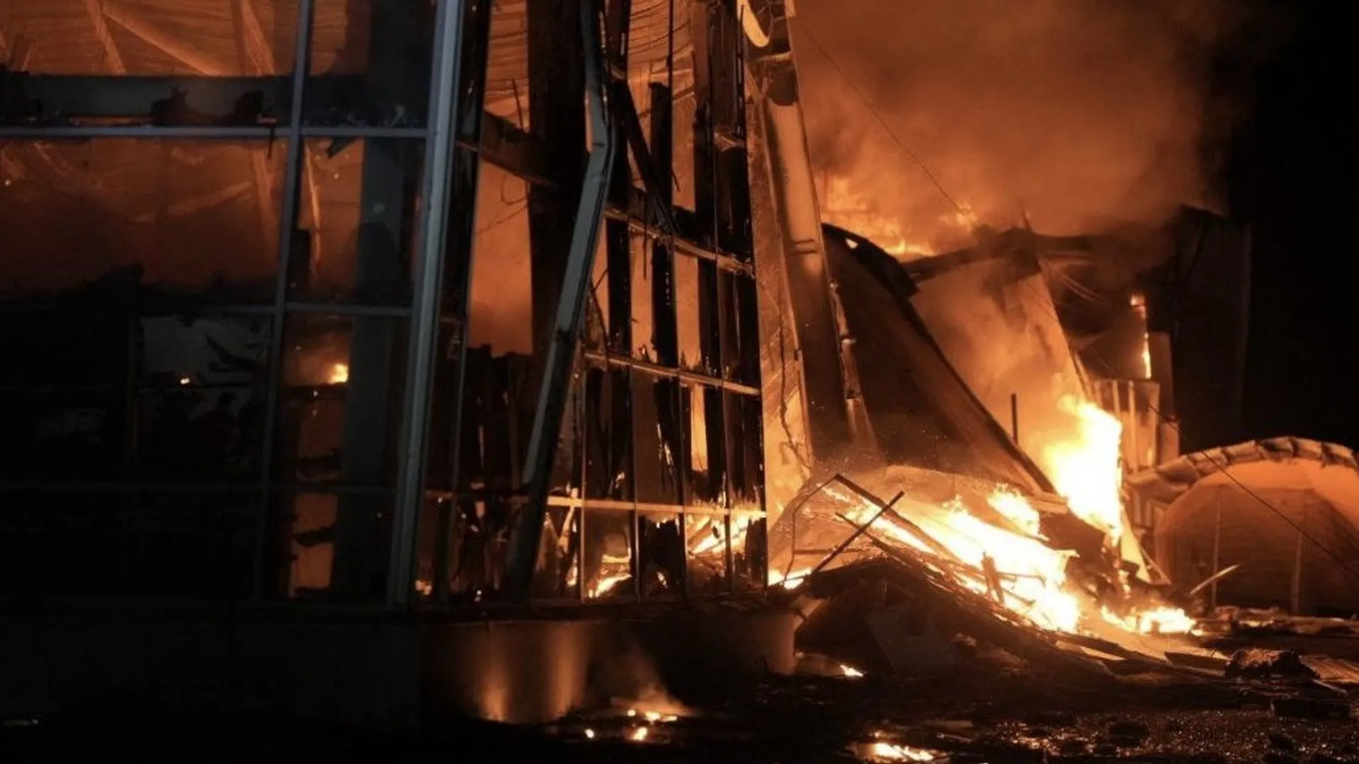 Incêndio consome shopping em Zaporizhzhia após ataque russo