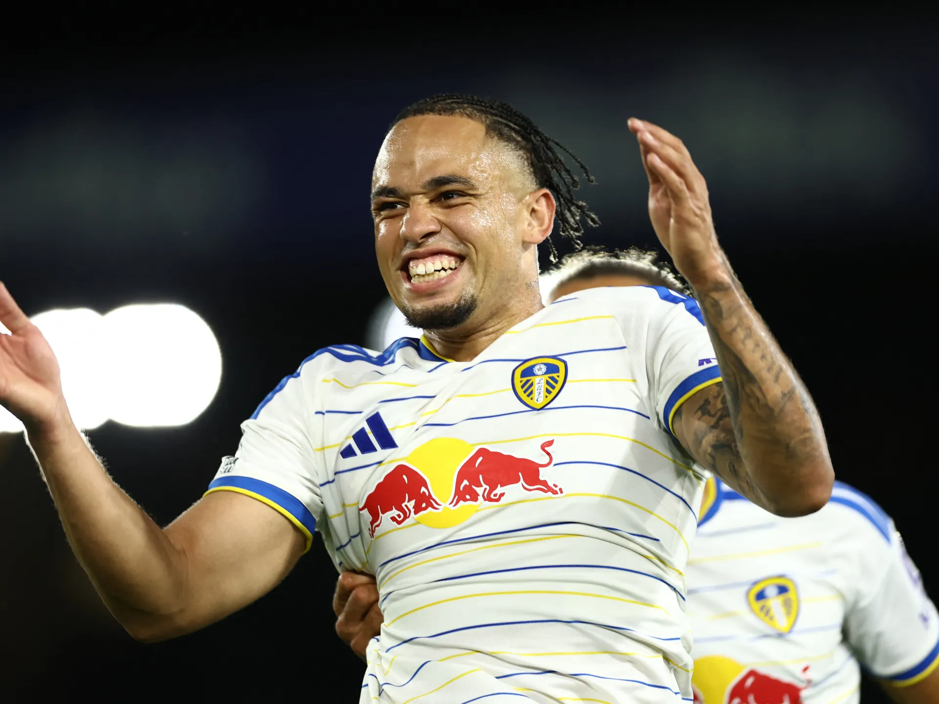 Leeds United goleia o Newcastle por 4 a 1 e assume a terceira colocação na Premier League