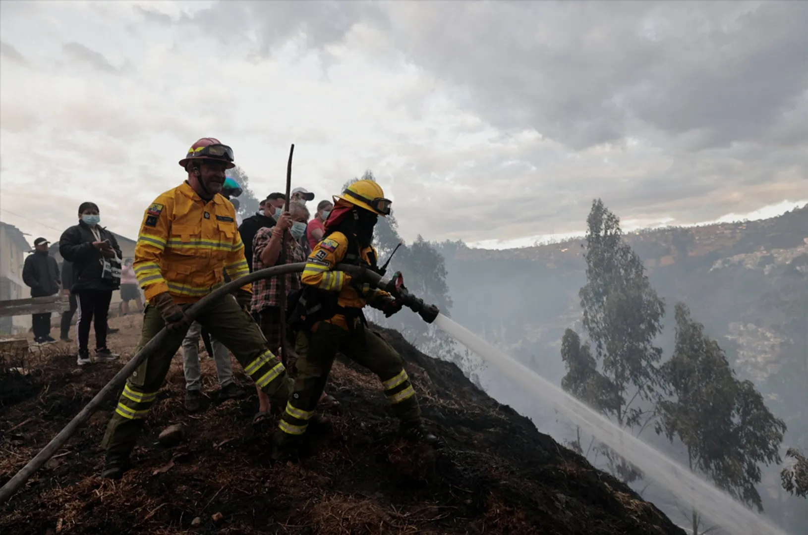 Moradores ajudam a combater incêndios florestais que ameaçam casas na capital do Equador