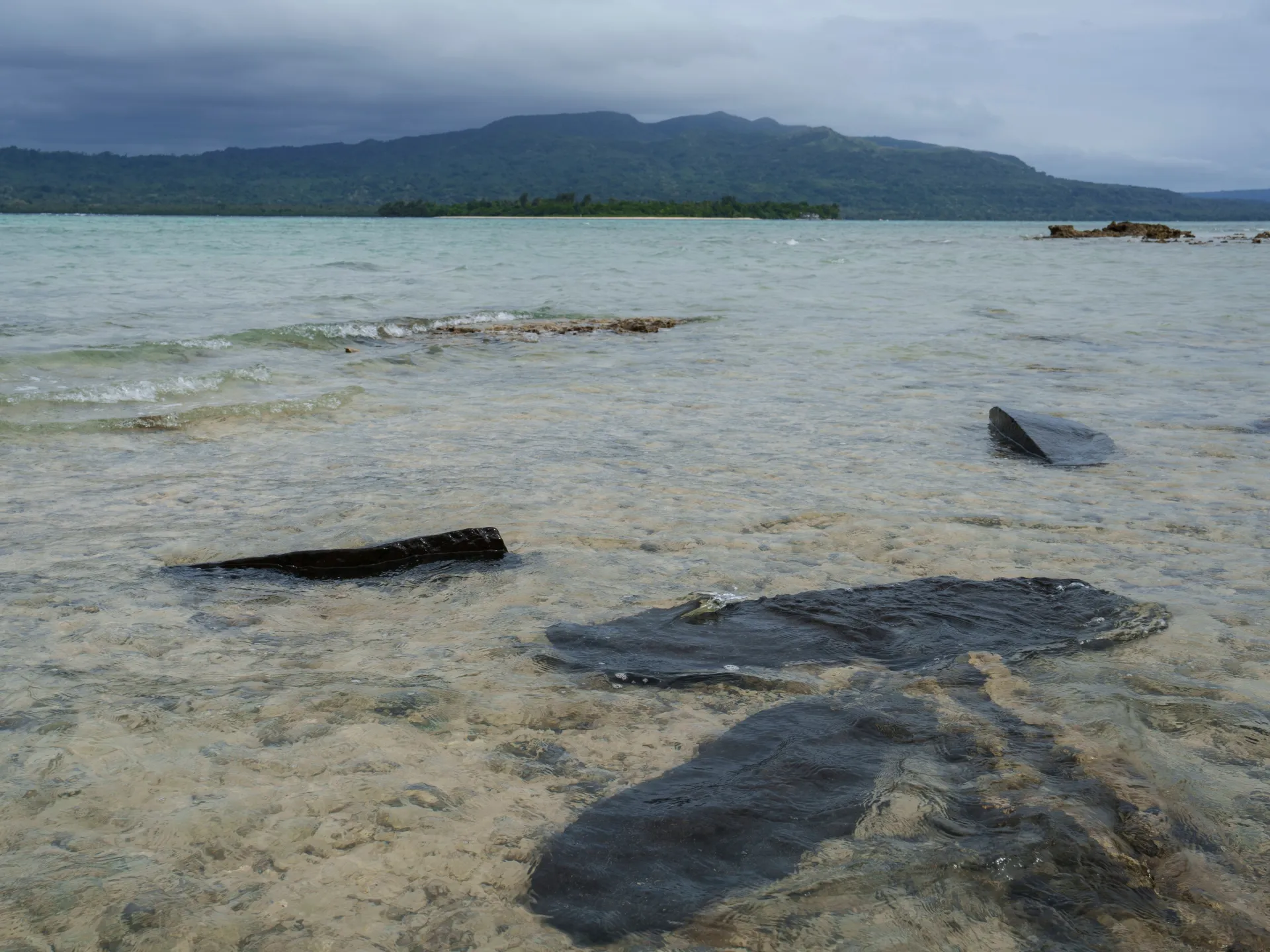 Um morto e mais de 30 desaparecidos após naufrágio de balsa em Vanuatu, diz gabinete do primeiro-ministro