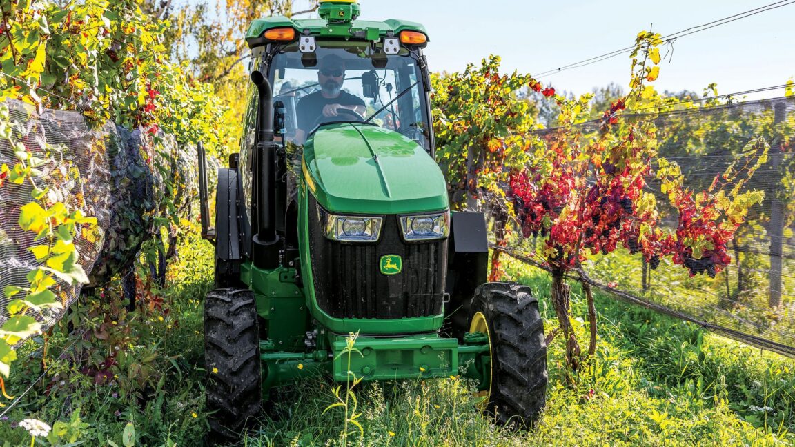 Eu consertei um trator usando o serviço de auto-reparo da John Deere. Os agricultores não estão convencidos.
