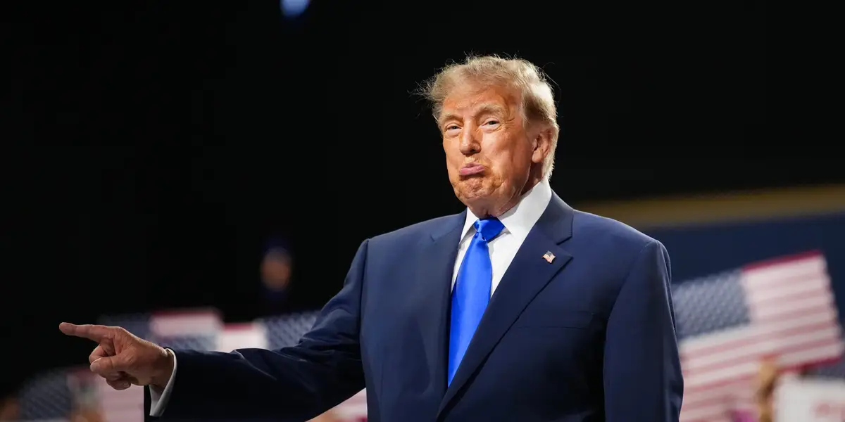 Afinal, basta mesmo pedir: Trump diz que vai remover tarifas sobre o uísque irlandês após visita à Irlanda