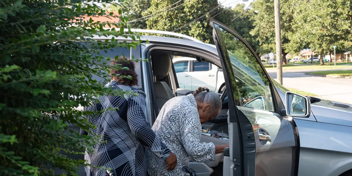 Tenho 65 anos e cuido da minha mãe de 87 anos com demência. Ir para o trabalho é às vezes a minha única pausa.
