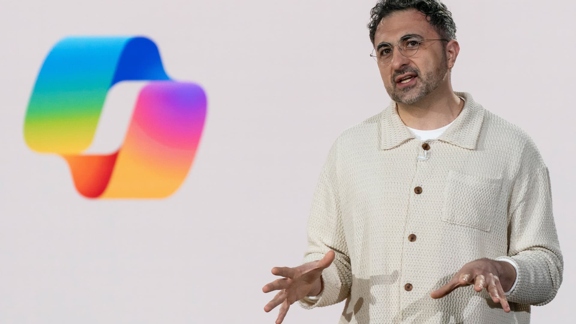 A Microsoft estabelece limites para futuros modelos de IA enquanto a indústria reduz o ritmo de desenvolvimento de fronteira