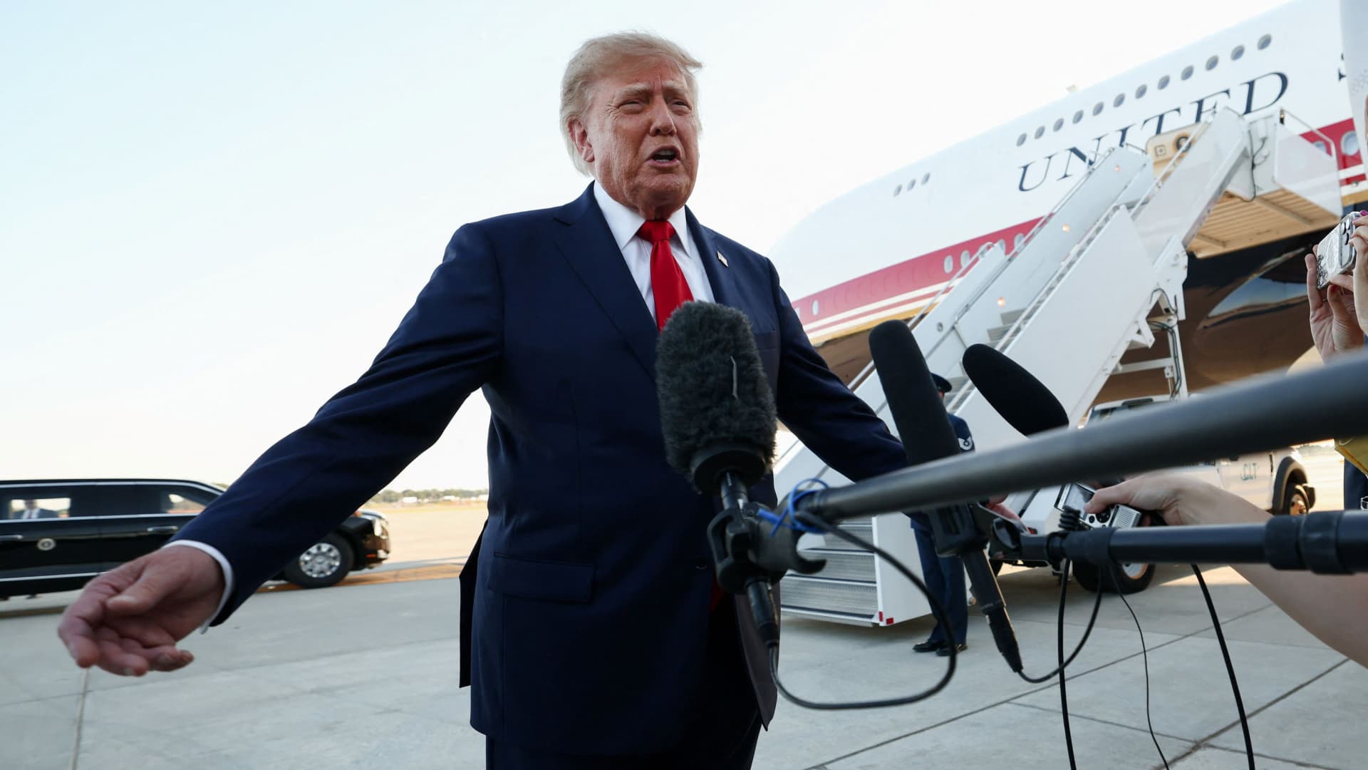 'Ato hostil': Trump ameaça UE com tarifas devido à proposta de associação associada do Canadá