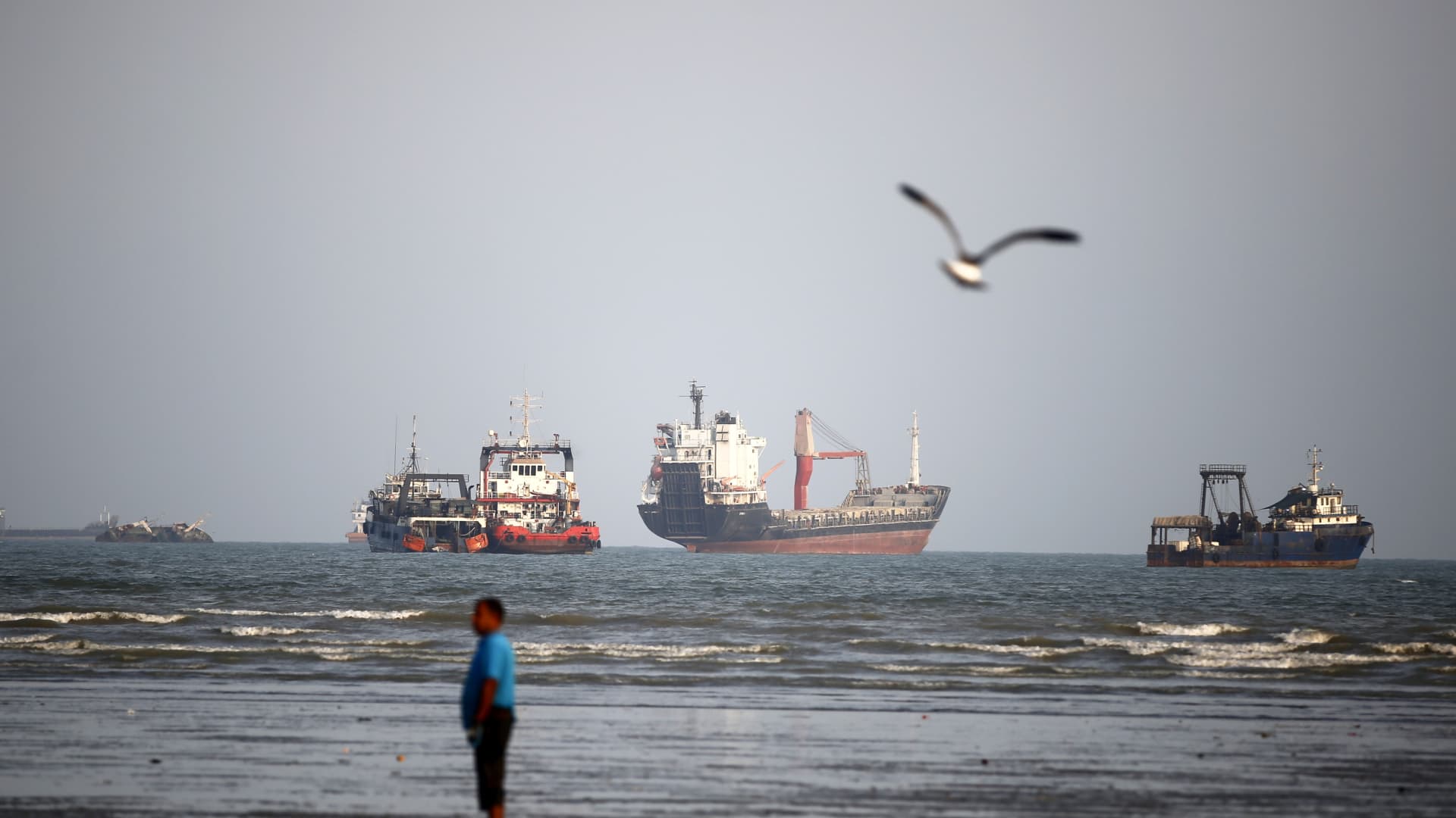 Navio atingido no Estreito de Hormuz, diz UKMTO, enquanto perspectivas para diplomacia entre EUA e Irã parecem distantes