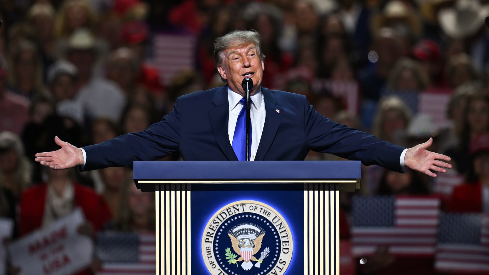 Trump promete 'dividendo' de US$ 5.000 para cidadãos dos EUA se os republicanos vencerem as eleições de meio de mandato