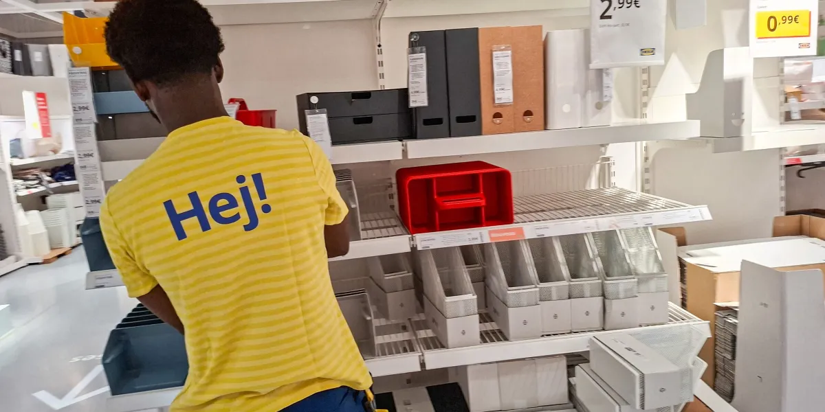 Um conto de duas economias: Por que a estratégia da IKEA é o antídoto para o colapso das margens da classe média