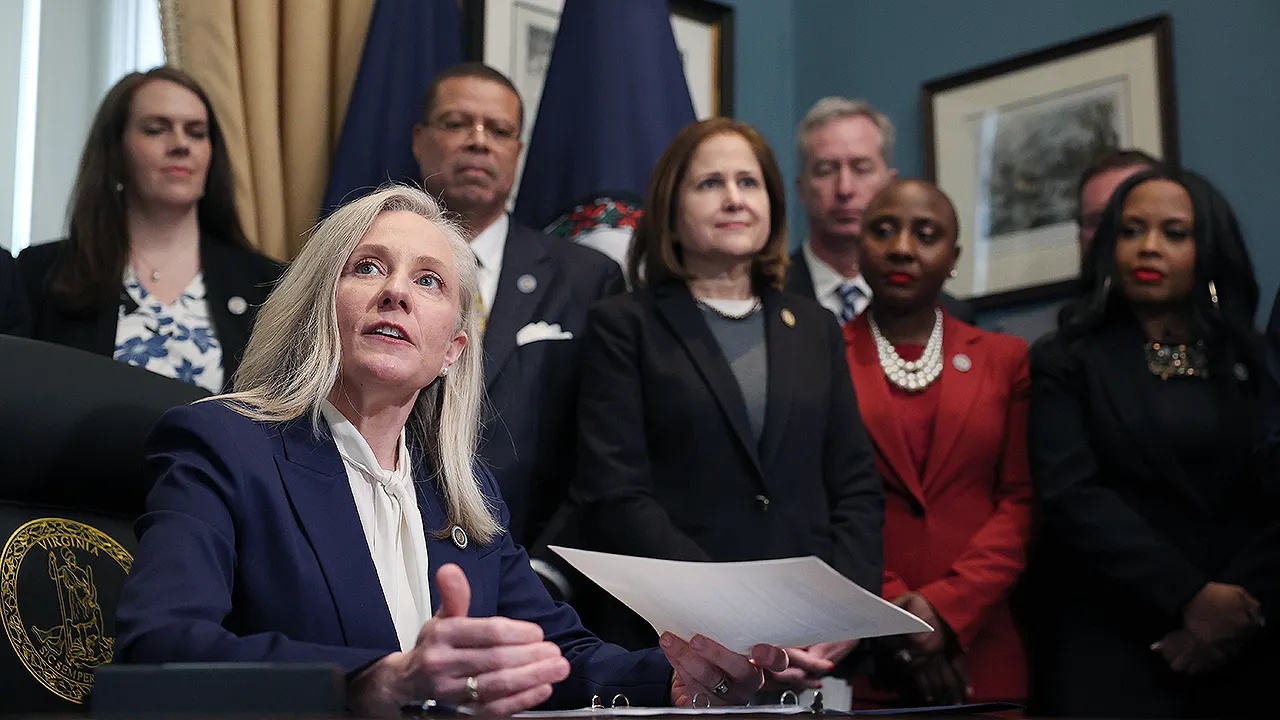 A Governadora da Virgínia, Abigail Spanberger, retira discretamente os planos de Youngkin para proteger o desporto feminino