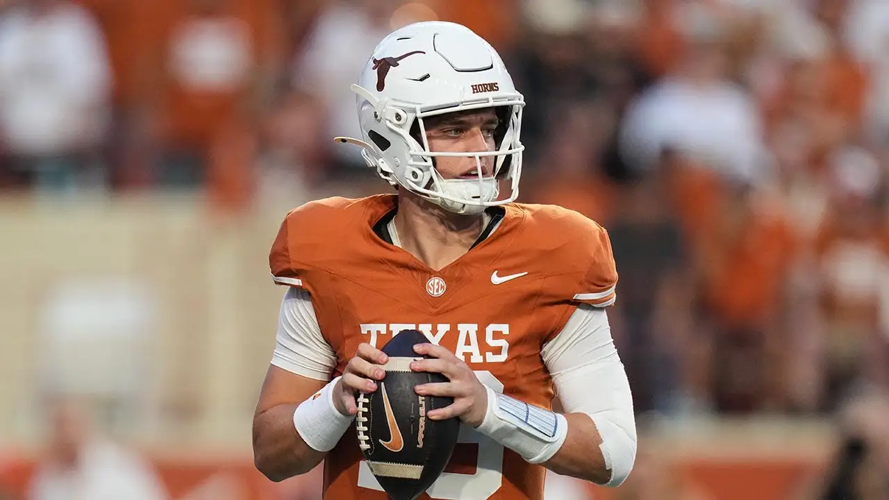 O quarterback do Texas Arch Manning em ação contra o UTSA.