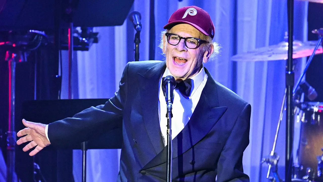 Art Garfunkel junta-se à lista crescente de celebridades que consideram mudar-se para o estrangeiro devido à presidência de Trump