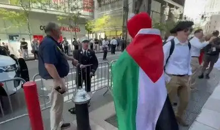 Bombeiro é flagrado em vídeo repreendendo manifestante pró-Palestina com fantasia de Elmo perto do Marco Zero no 11 de Setembro