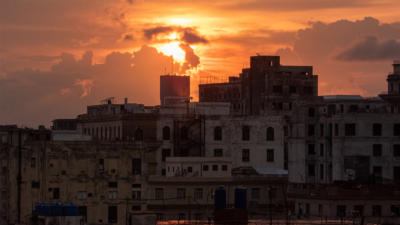Cuba mergulha em apagão total após colapso da rede elétrica, alerta Embaixada dos EUA