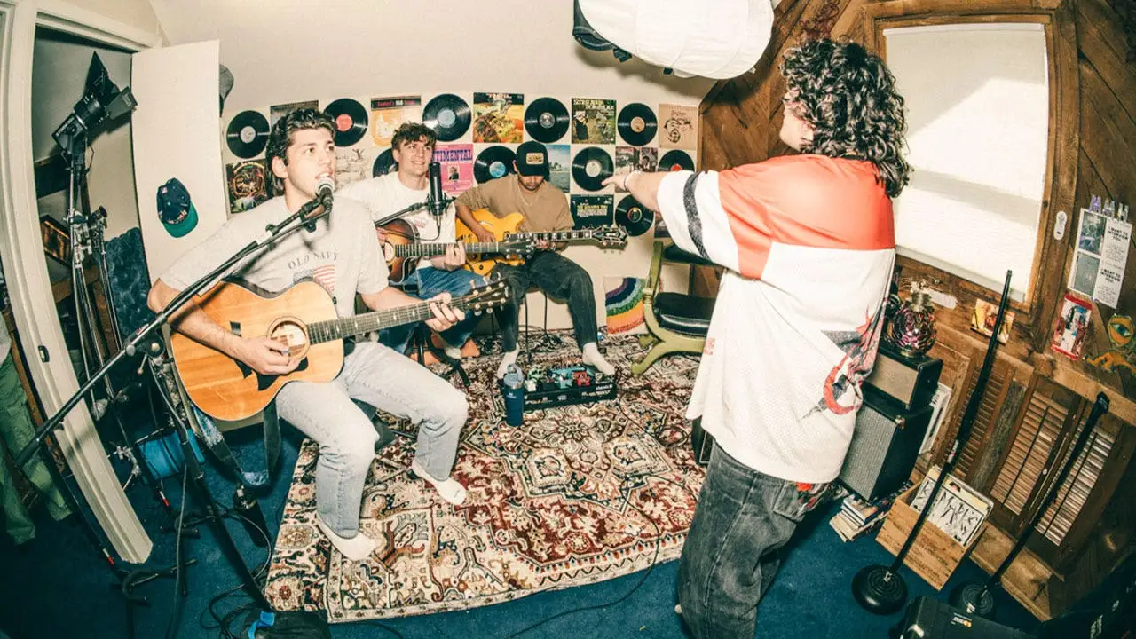 De sábados de futebol a dias úteis de rotina, a música nunca para nesta casa da UT cheia de músicos universitários