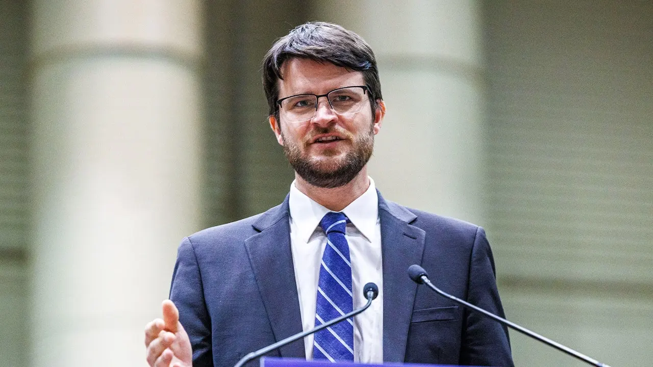Democratas impulsionam candidato radical de esquerda condenado e reacendem tensões internas no partido