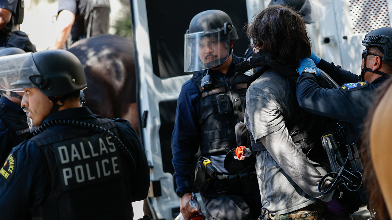 Dois presos em protesto socialista anti-Trump após agressão no ponto de entrada mais próximo da convenção do GOP, diz a polícia