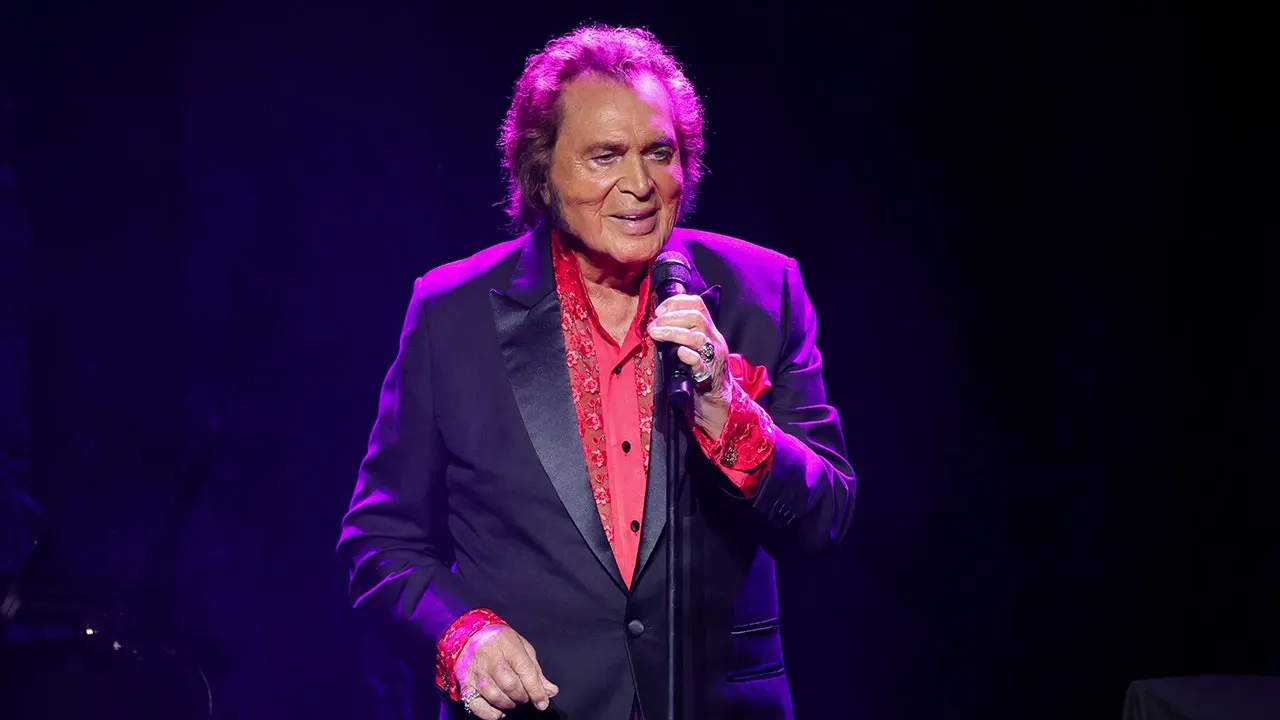 Engelbert Humperdinck revela como um cadarço desamarrado salvou sua vida durante o serviço no Exército Britânico