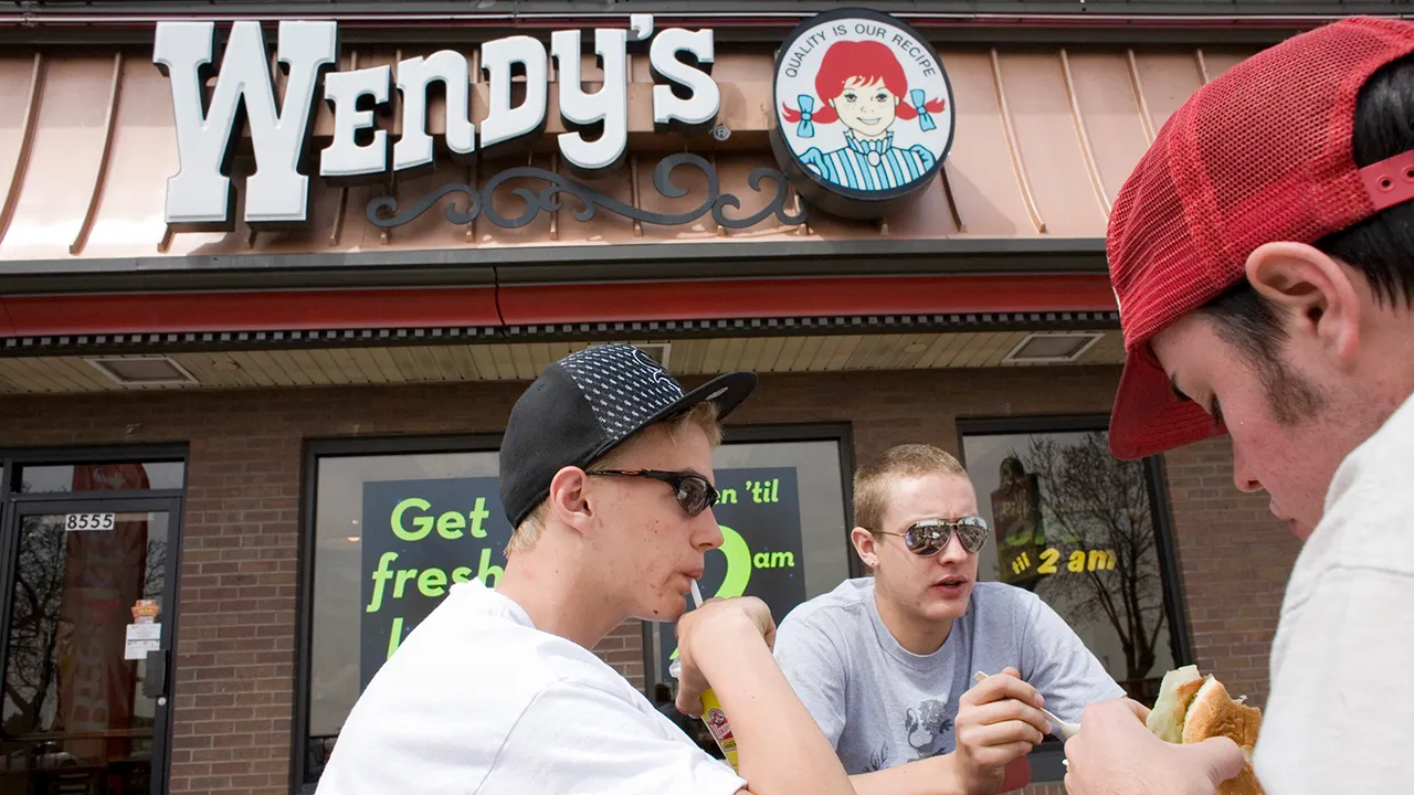 Hambúrguer monstruoso do Wendy's retorna, desafiando clientes a devorar 9 carnes em 9 minutos