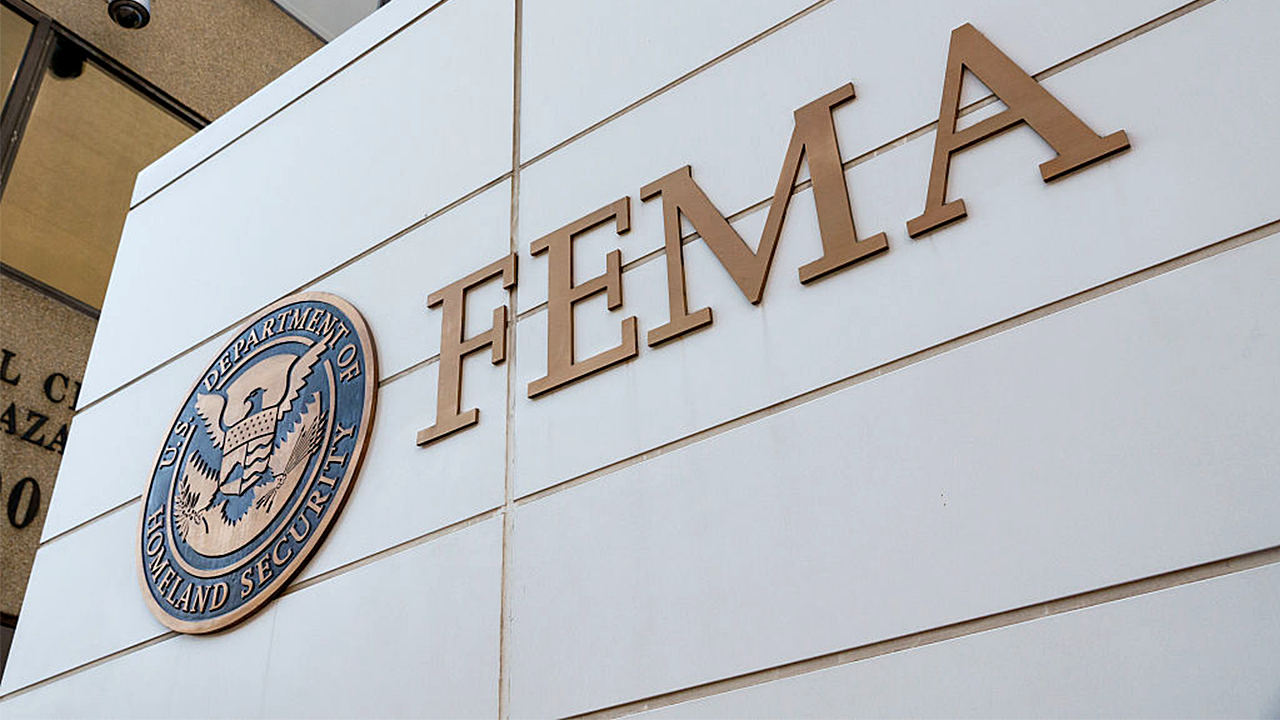 Juiz federal decide que plano do governo Trump para cortar força de trabalho da FEMA pela metade é ilegal