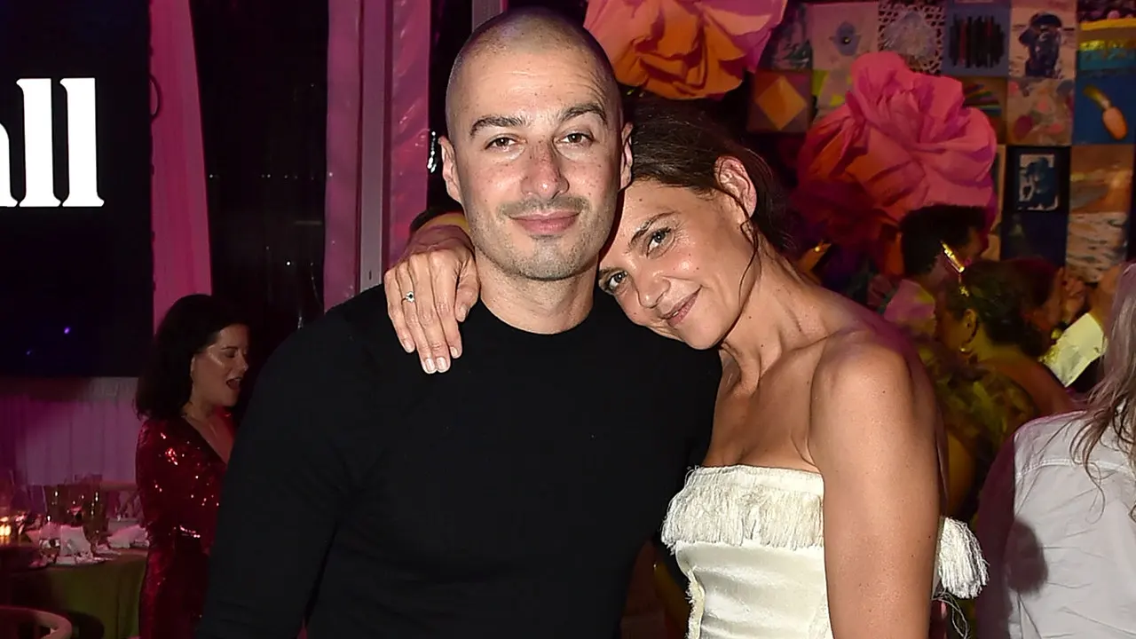 Katie Holmes exibe boa forma em biquíni e beija namorado durante viagem ao Lago de Como