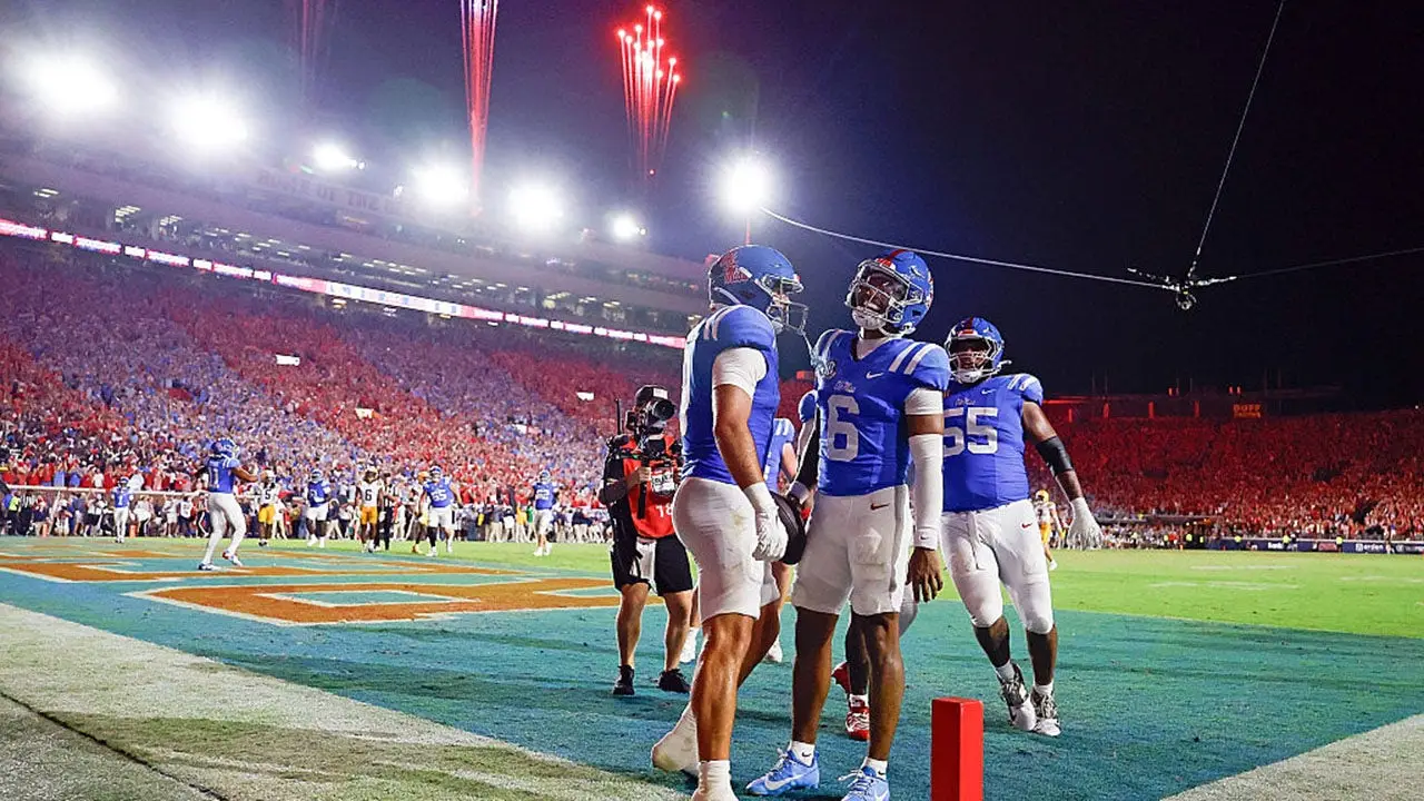 Lane Kiffin voltou a Oxford como protagonista, mas o Ole Miss e Pete Golding roubaram a cena