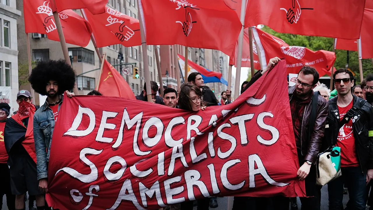 Magnata tecnológico libertário vai atingir os Socialistas Democráticos da América com investimento de oito dígitos