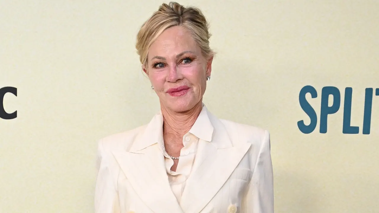 Melanie Griffith surpreende em fato de banho preto durante retiro de bem-estar: 'Cura e renovação'