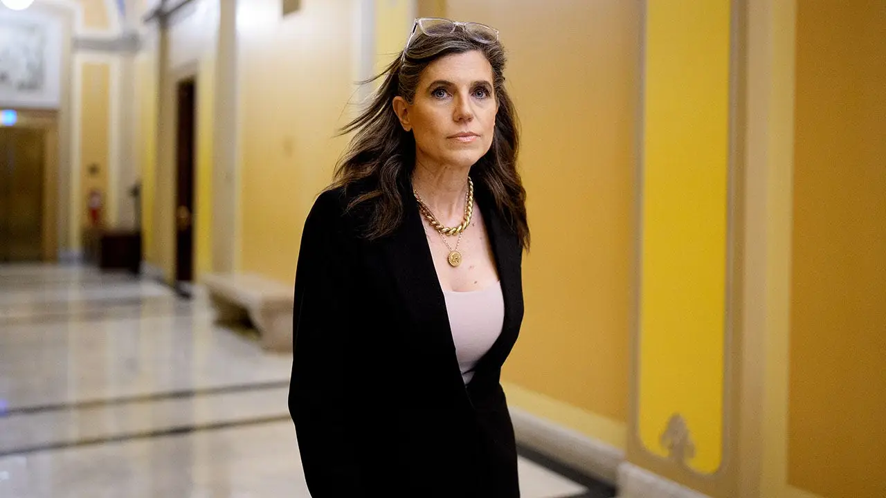 Nancy Mace viraliza em jogo de futebol americano universitário e Lane Kiffin enfrenta reações intensas
