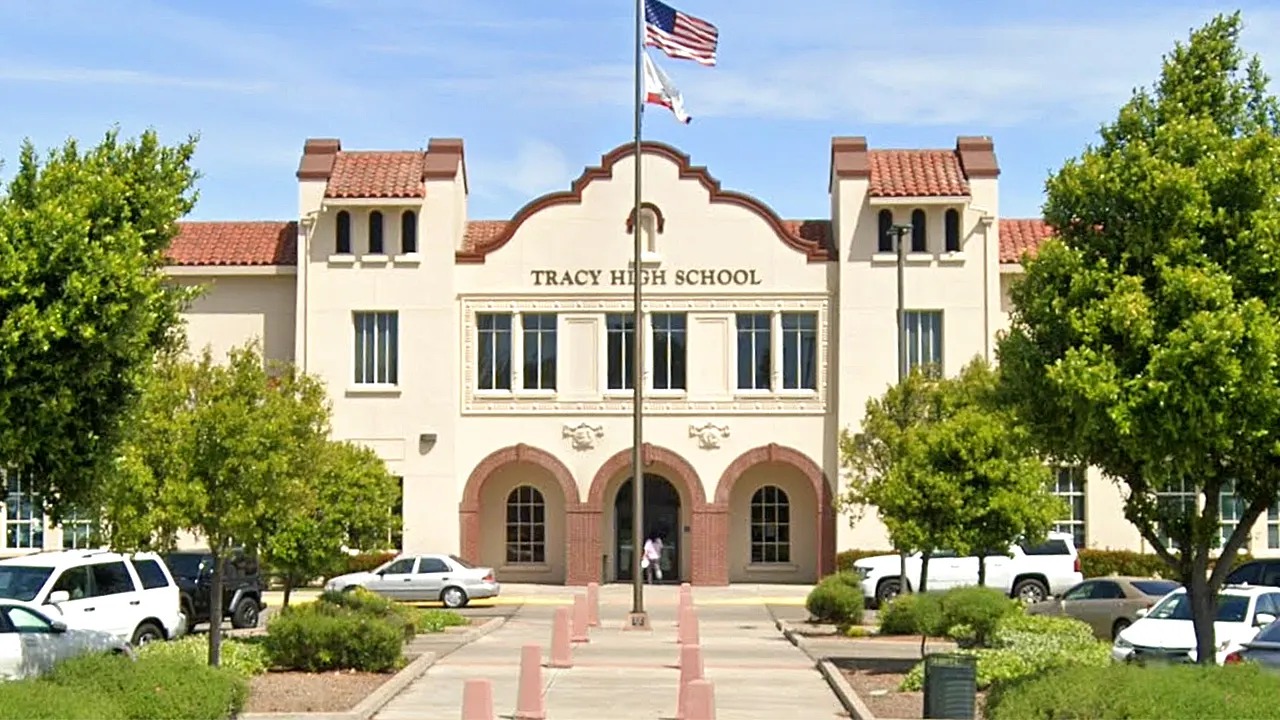 Treinador de futebol americano da Califórnia é preso após estudantes fazerem descoberta perturbadora na escola