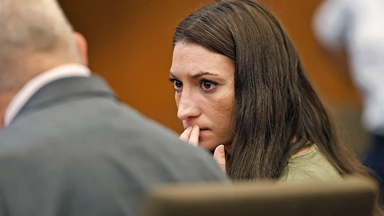Único jurado dissidente no julgamento de Lindsay Clancy demonstrou os assassinatos durante as deliberações, diz colega de júri