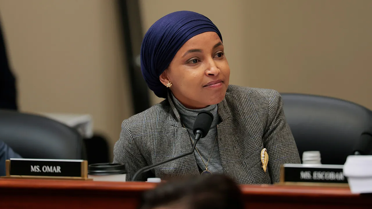 VEJA: Ilhan Omar recusa-se a comentar sobre operação policial na casa que seu filho divide com colega de quarto condenado