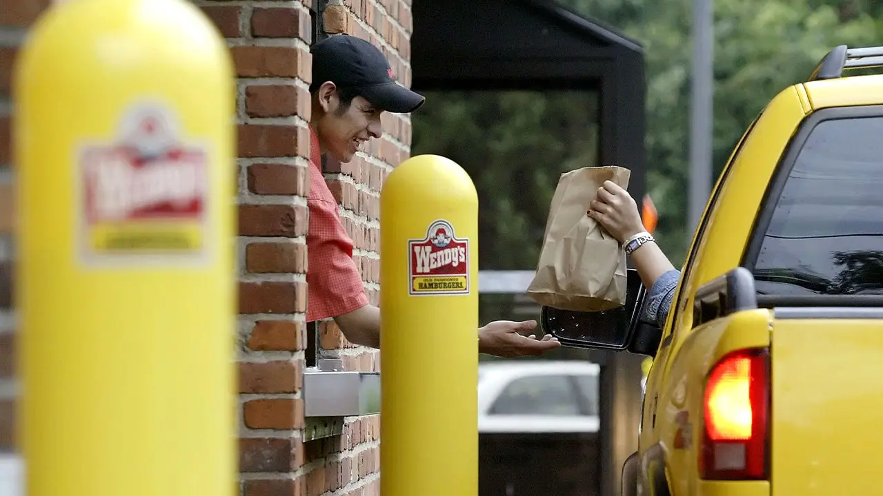 Wendy's resgata embalagem amarela nostálgica após décadas de ausência