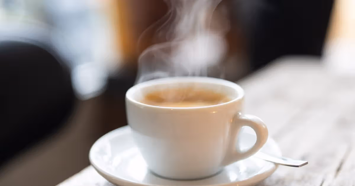 Café e chá muito quentes podem danificar o esôfago e aumentar o risco de câncer