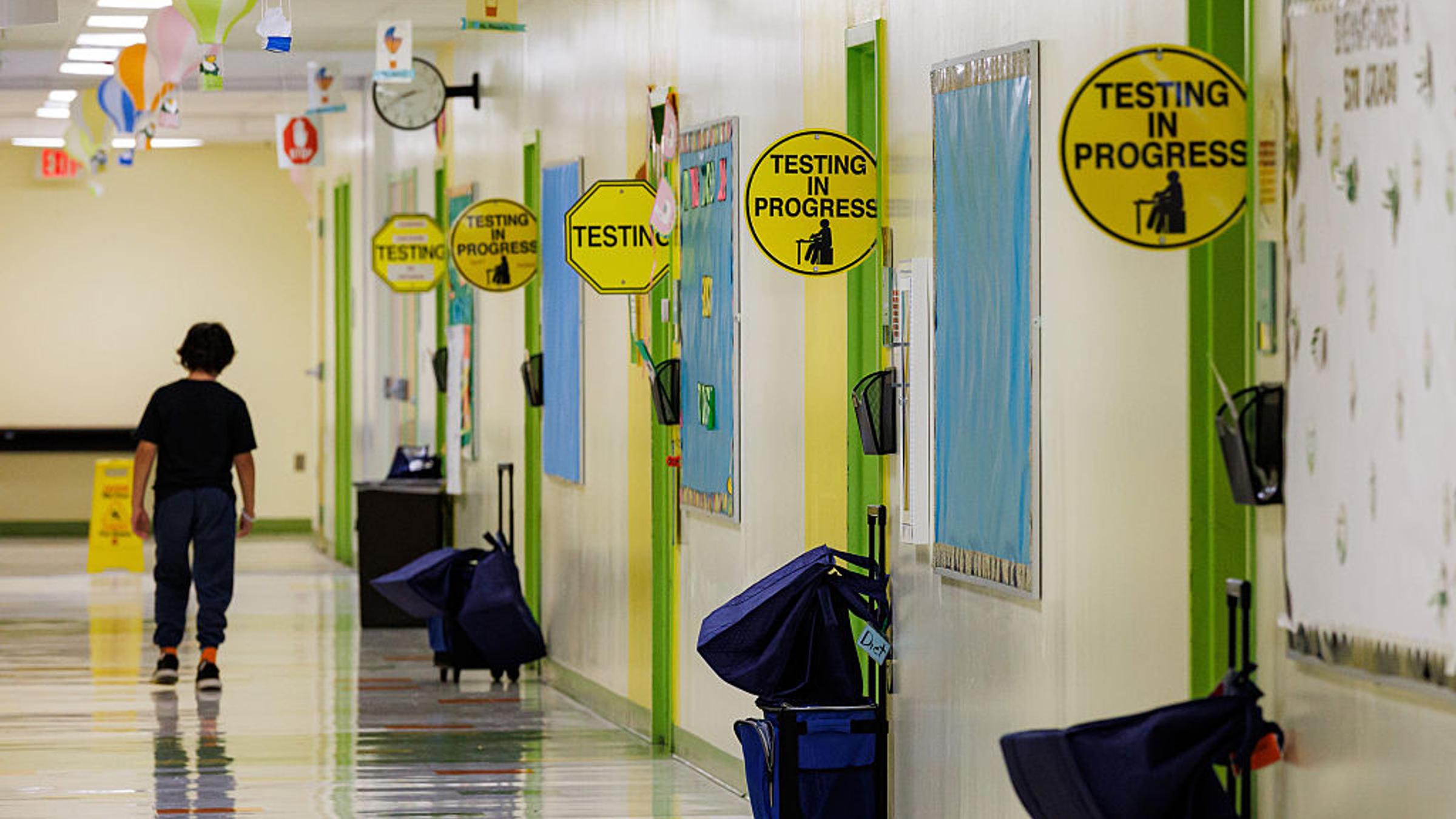 Por que as notas dos testes dos alunos caíram ao longo de uma década
