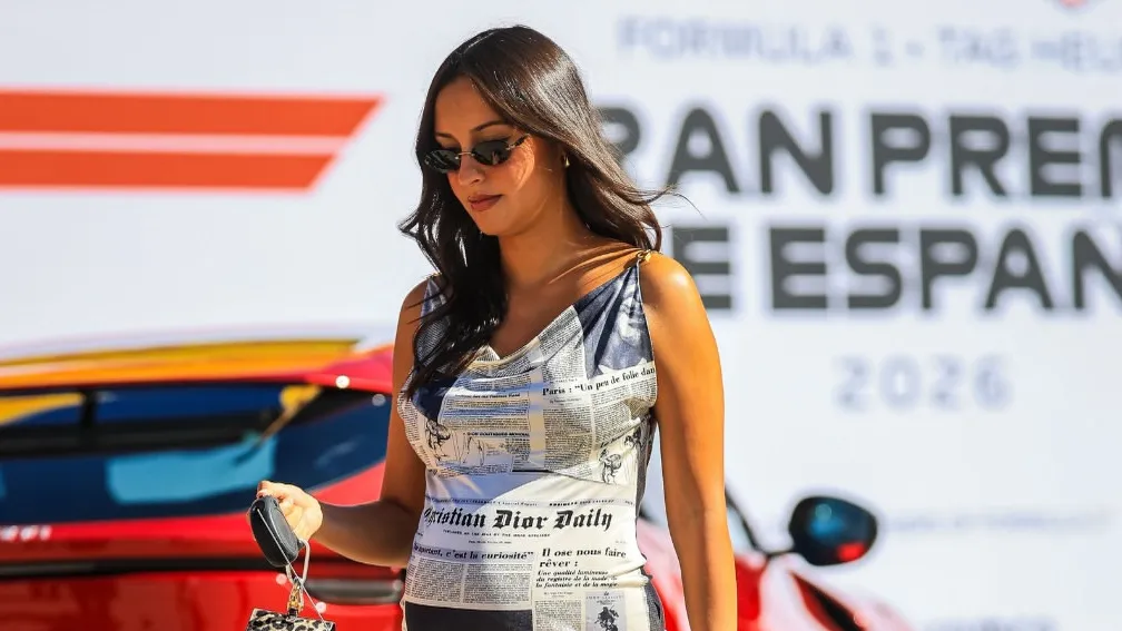 Alexandra Leclerc aposta em visual marcante com vestido de jornal Dior no Grande Prémio de Espanha