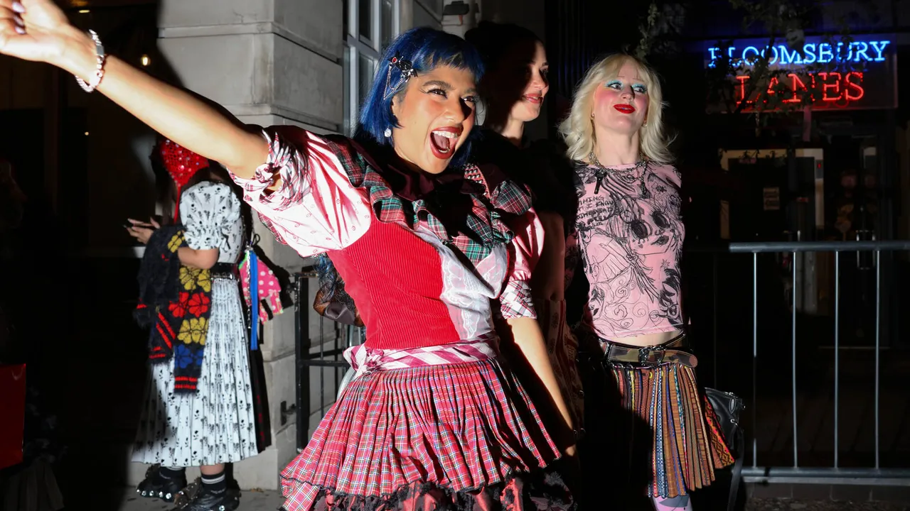 Convidados bem vestidos nos desfiles de Londres
