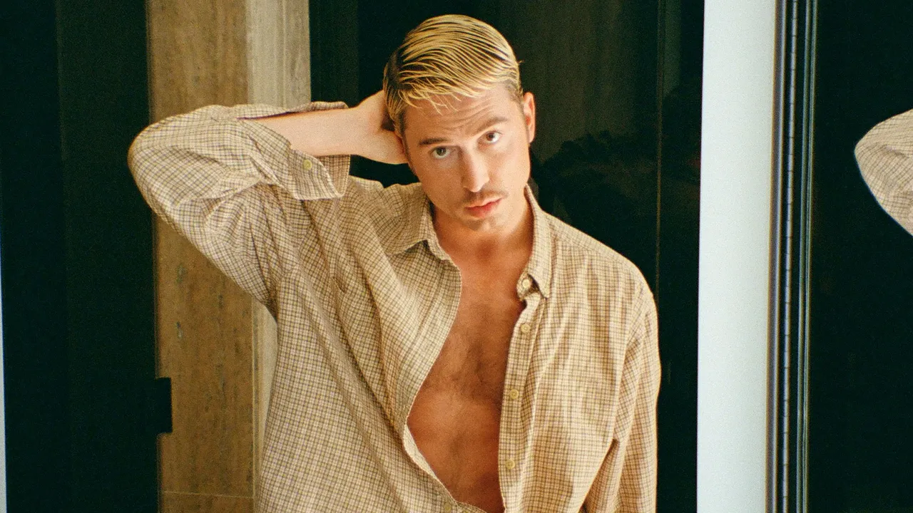 Benito Skinner fala sobre o estilo "nasty" e revela bigode na NYFW