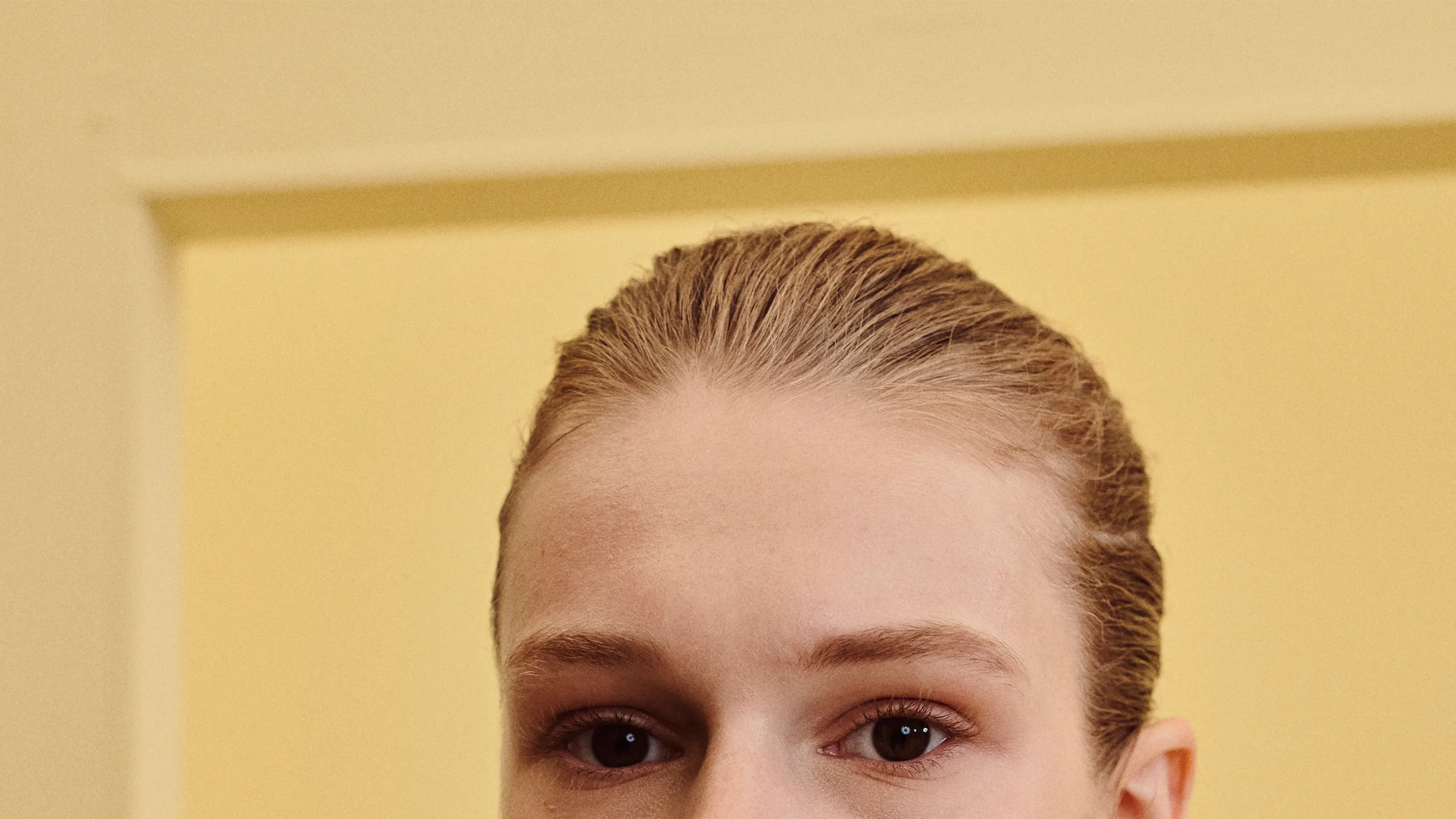 Modelos desfilando a coleção Primavera 2027 de Emilia Wickstead.