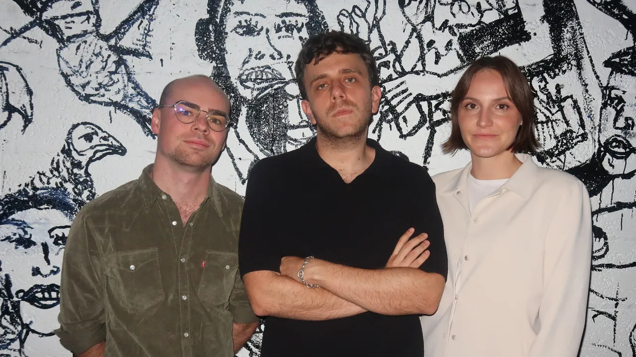 Em um Lugar Solitário: A Equipe por Trás de Job e The Holes, de Max Wolf Friedlich