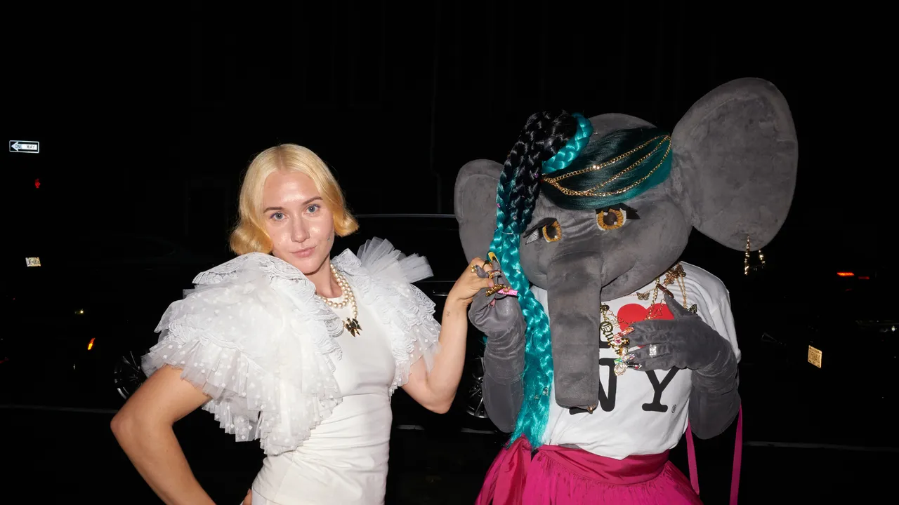 Miss Claire Sullivan comemora cinco anos e lança nova camiseta Angel no Dover Street Market de Nova York