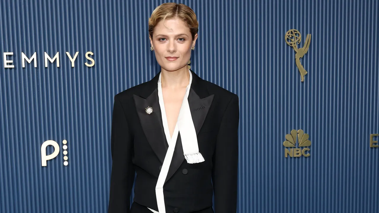 Moda no Tapete Vermelho do Emmy 2026: Veja Todos os Vestidos e Looks (Atualizações ao Vivo)